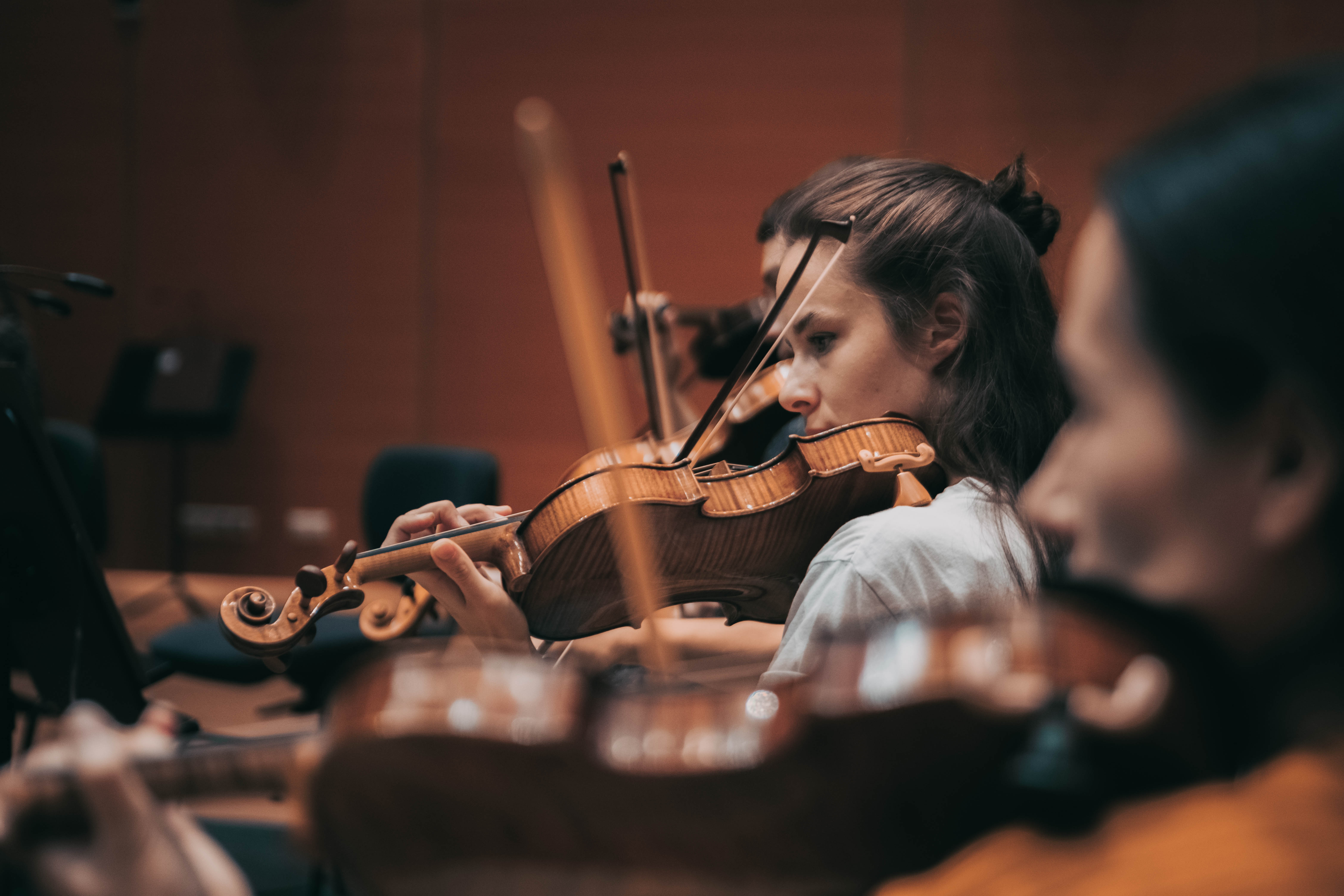 Violinist in warm bokeh — concert atmosphere